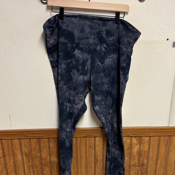 Women’s lululemon Navy Tie-Dye Leggings- size 20 - Picture 7 of 7